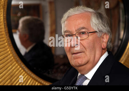 Gouverneur de la Banque d'Angleterre Sir Mervyn King lors d'une visite à Soho House, Birmingham, l'industriel de la résidence Matthew Boulton pour marquer officiellement la réouverture du site suite à une récente rénovation. Banque D'Images