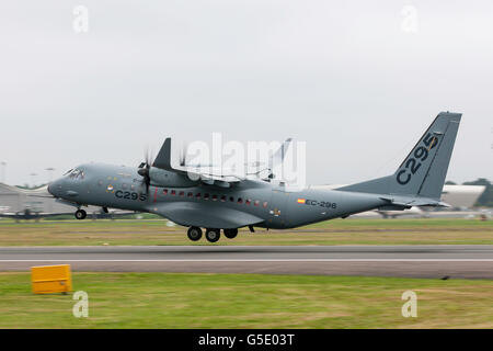 Airbus (Airbus Defence and Space) CASA C-295M transport aircraft au Farnborough International Airshow. Banque D'Images