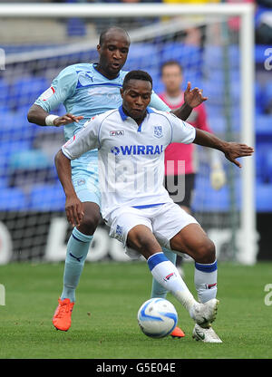 William Edjenguele de Coventry City et Tranmere Rovers Jean-Louis Akpa Akpro se battent pour le ballon pendant le match de la npower football League One au Prenton Park, à Tranmere. Banque D'Images