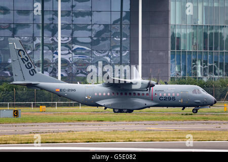 Airbus (Airbus Defence and Space) CASA C-295M transport aircraft au Farnborough International Airshow. Banque D'Images