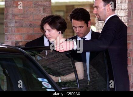 Mary Archer quitte le crématorium de Cambridge à Madingley, avec son fils William(2nd R) pour obtenir une voiture, après les funérailles de sa mère Lola Hayne, Lord Archer. Lola est décédé il y a 11 jours alors que le procès Archer à Old Bailey se concluait. * la nouvelle de l'aggravation de l'état de sa mère a été donnée à Archer pendant son procès et le pair a été autorisé à aller à son chevet à sa maison de soins à Saffron Walden, Essex. Mme Hayne est décédée à l'âge de 87 ans. Banque D'Images