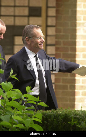 Lord Archer (R) quitte le crématorium de Cambridge à Madingley, avec un homme non identifié, pour entrer dans une camionnette de prison, après les funérailles de sa mère, Lola Hayne. Lola Hayne est décédée il y a 11 jours alors que le procès Archer à Old Bailey se concluait. * la nouvelle de l'aggravation de l'état de sa mère a été donnée à Archer pendant son procès et le pair a été autorisé à aller à son chevet à sa maison de soins à Saffron Walden, Essex. Mme Hayne est décédée à l'âge de 87 ans. Banque D'Images