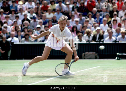 Tennis - finale des célibataires pour femmes de Wimbledon - Martina Navratilova et Chris Evert Lloyd.Martina Navratilova en action lors de son match final contre l'américain Chris Evert Lloyd Banque D'Images