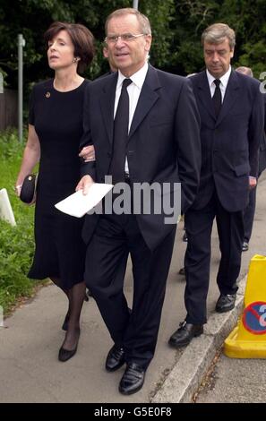 Lord Archer et sa femme, Mary, arrivent à l'église paroissiale de St Andrew et de St Mary à Grantchester, Cambridgeshire pour le service commémoratif de la mère d'Archer Lola Hayne. Lola est décédé il y a 11 jours alors que le procès Archer à Old Bailey se concluait. * la nouvelle de l'aggravation de l'état de sa mère a été donnée à Archer pendant son procès et le pair a été autorisé à aller à son chevet à sa maison de soins à Saffron Walden, Essex. Mme Hayne est décédée à l'âge de 87 ans. Banque D'Images