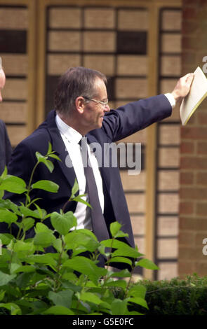 Lord Archer (R) quitte le crématorium de Cambridge à Madingley, avec un homme non identifié, pour entrer dans une camionnette de prison, après les funérailles de sa mère, Lola Hayne. Lola Hayne est décédée il y a 11 jours alors que le procès Archer à Old Bailey se concluait. * la nouvelle de l'aggravation de l'état de sa mère a été donnée à Archer pendant son procès et le pair a été autorisé à aller à son chevet à sa maison de soins à Saffron Walden, Essex. Mme Hayne est décédée à l'âge de 87 ans. Banque D'Images