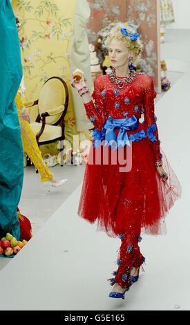 Modèle sur la passerelle pendant le spectacle de mode Meadham Kirchhoff dans le Top Shop Show Space, Londres, le dernier jour de la semaine de mode de Londres. Banque D'Images