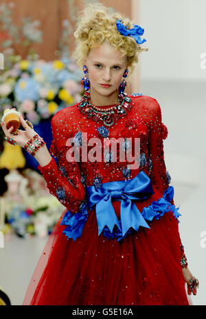 Modèle sur la passerelle pendant le spectacle de mode Meadham Kirchhoff dans le Top Shop Show Space, Londres, le dernier jour de la semaine de mode de Londres. Banque D'Images