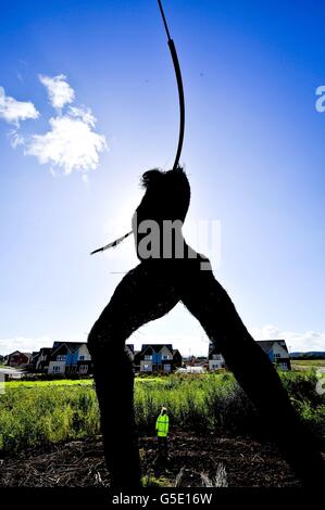 L'artiste Serena de la Hey évalue la sculpture géante Willow Man de 18,000 m à côté de l'autoroute M5 de Somerset, qui fait l'objet d'un lifting de la tête et des bras au cours des cinq prochains jours. Banque D'Images