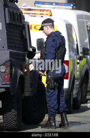 Un policier armé sur les lieux d'une fusillade à Hattersley, dans le Grand Manchester, alors que deux officiers de police non armés sont morts après avoir assisté à un « incident de routine » qui a conduit à l'arrestation de l'un des hommes les plus recherchés du pays. Banque D'Images