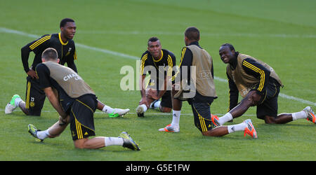 Daniel Sturridge, de Chelsea (à gauche), parle avec Ashley Cole (au centre) et Victor Moses (à droite) lors d'une séance d'entraînement au pont Stamford, à Londres. Banque D'Images