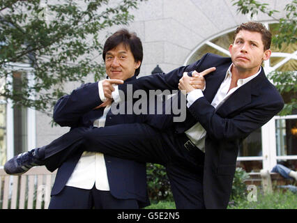 L'acteur et comédien britannique Lee Evans (à droite) avec l'acteur des arts martiaux Jackie Chan, lors d'un appel photo à Dublin pour annoncer le tournage des sites irlandais de la comédie d'action « Highliants ». * le film basé sur un cop de Hong Kong, joué par Chan, qui présente un syndicat international d'esclavage. Le tournage doit avoir lieu en Irlande et en Asie Banque D'Images