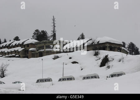 Maisons et routes recouvertes de neige de Gulmarg, Jammu-et-Cachemire, en Inde. Banque D'Images