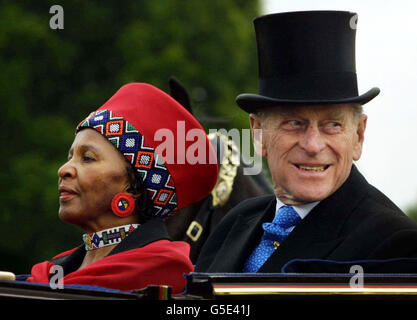 Le duc d'Édimbourg, mari de la reine Elizabeth II, arrive au château de Windsor en compagnie de Zanelli Mbeki, épouse de Thabo Mbeki, président de la République sud-africaine. Mbeki est en Grande-Bretagne pour une visite officielle de l'État jusqu'en juin 15. Banque D'Images