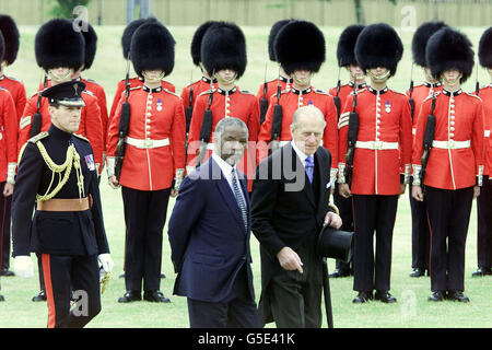 Le Président Mbeki d'Afrique du Sud escorta avec le duc d'Édimbourg, tandis que le Président inspecte la Garde d'honneur à Home Park, avant de partir pour le château de Windsor. Le Président est arrivé en Grande-Bretagne pour une visite d'État de trois jours. Banque D'Images