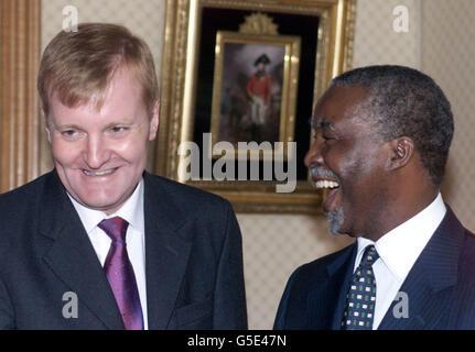 Chef du Parti libéral démocrate britannique M. Charles Kennedy (L) rencontre le Président sud-africain dans une salle de séjour au château de Windsor, dans le Berkshire, lors de la visite d'État en Grande-Bretagne du Président de la République sud-africaine Thabo Mbeki.* ... et Mme Mbeki.Le président Mbeki est en voyage de quatre jours qui comprendra des visites à Londres et en Écosse où il prendra la parole à l'Assemblée écossaise. Banque D'Images
