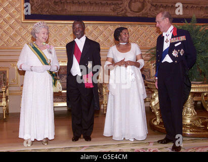 La reine Elizabeth II de Grande-Bretagne, le président sud-africain Thabo Mbeki (2L), son épouse Zanele (2R) et le duc d'Édimbourg parlent alors qu'ils assistent au banquet d'État dans la salle St George au château de Windsor, dans le Berkshire, lors de sa visite d'État en Grande-Bretagne. * le Président et sa femme sont sur un voyage de quatre jours qui comprendra des visites à Londres et en Écosse où il s'adrera au Parlement écossais. Banque D'Images