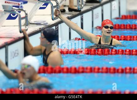 Hannah Russell (à droite) de Grande-Bretagne après avoir remporté la médaille de bronze à la finale féminine de 100m Butterfly - S12 au Centre aquatique de Londres. Banque D'Images