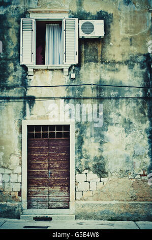 La façade de l'immeuble ancien à Cres, Croatie, Europe Banque D'Images