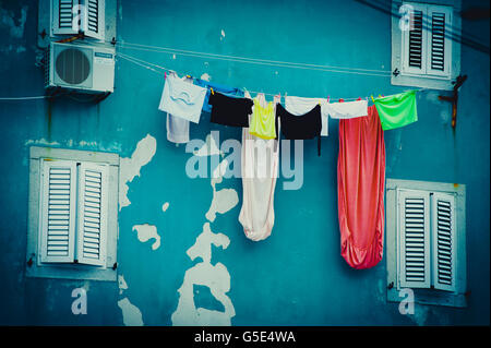 Sur une vieille corde à la façade de l'immeuble à Cres, Croatie, Europe Banque D'Images