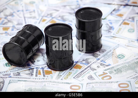 Des barils de pétrole sur le dollar US background Banque D'Images