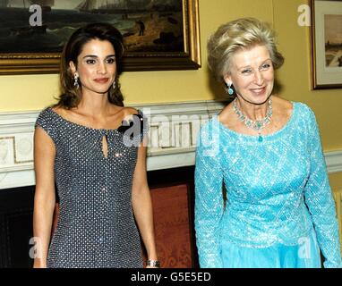 La princesse Alexandra (R) et la reine Rania de Jordanie posent pour les médias après leur arrivée au Bureau des affaires étrangères et du Commonwealth, à Londres, pour le bal de charité du gala des nuits du milieu de l'été, en aide à la Croix-Rouge britannique. Banque D'Images