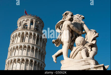 Statue en face de la Tour Penchée de Pise, Torre Pendente, Toscana, Tuscany, Italy, Europe Banque D'Images