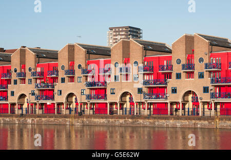 Shadwell Basin Riverside Apartments à Docklands, Wapping, East London, Angleterre, Royaume-Uni, Europe Banque D'Images