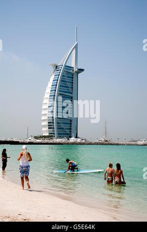 Burj Al Arab hôtel de luxe sur la plage de Jumeirah, Dubai, Émirats arabes unis, Moyen Orient Banque D'Images