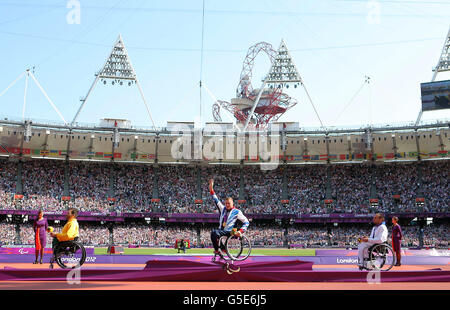 Médaillé d'argent, Kurt Fearnley (à gauche), David Weir (au centre), médaillé d'or en Grande-Bretagne, et Julien Casoli, médaillé de bronze en France, avec leurs médailles après le 5000m masculin - T54 au stade olympique de Londres. Banque D'Images