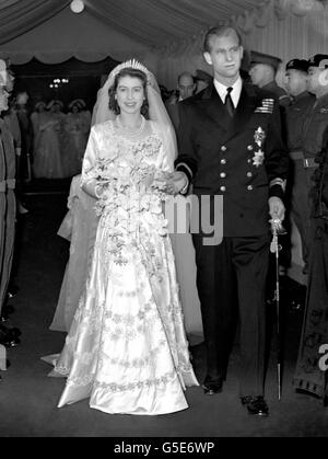 La princesse Elizabeth et le duc d'Édimbourg (anciennement le Lt Philip Mountbatten, RN) quittent l'abbaye de Westminster après leur cérémonie de mariage. Banque D'Images