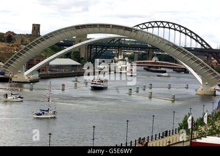 Tyne Bridge London Eye Banque D'Images