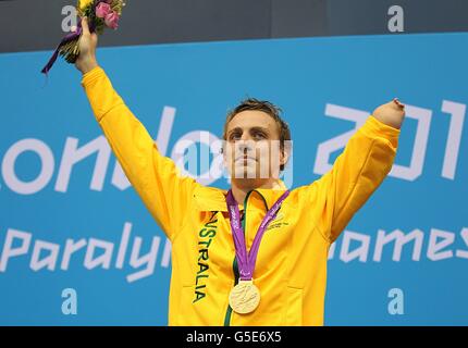 Matthew Cowdrey d'Australie après avoir remporté la médaille d'or au 50 m de Freestyle pour hommes - finale du   siècle, sa 11ème médaille d'or paralympique, au Aquatics Center de Londres. Banque D'Images