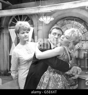 L'actrice de comédie Joan Sims (L) sur scène avec Harry H Corbett et Dawn Beret dans l'attelage de sept ans à la Comedy Playhouse. 28/06/01: Simms, connue par des millions pour ses rôles dans les films à emporter, est morte à l'âge de 71 ans, a déclaré son agent. Banque D'Images