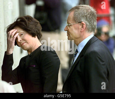 Lord et Lady Archer arrivent au Old Bailey. Archer, 61 ans, et son ancien ami Ted Francis, producteur de télévision à la retraite, 67 ans, en sont à la quatrième semaine de leur procès pour malhonnêteté par rapport au procès pour diffamation de 1987 du romancier. * lorsque la défense a commencé son dossier, on a dit au tribunal qu'Archer ne donnerait pas de preuve lui-même. Archer nie trois chefs d'accusation de perversion du cours de la justice, deux de parjure et un d'utilisation d'un journal comme instrument faux. Il a été libéré d'une quatrième accusation d'entrave à la justice sur les directives du juge. François nie avoir perverti le cours de la justice. Banque D'Images