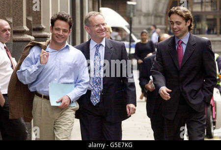 Lord Archer (au milieu) avec ses fils William (à gauche) et James retourne au Old Bailey. Archer, 61 ans, et son ancien ami Ted Francis, producteur de télévision à la retraite, 67 ans, en sont à la quatrième semaine de leur procès pour malhonnêteté par rapport au procès de diffamation de 1987 du romancier. *au début de l'affaire, on a dit au tribunal qu'Archer ne donnerait pas de preuve lui-même. Archer nie trois chefs d'accusation de perversion du cours de la justice, deux de parjure et un d'utilisation d'un journal comme instrument faux. Il a été libéré d'une quatrième accusation d'entrave à la justice sur les directives du juge. François le nie Banque D'Images