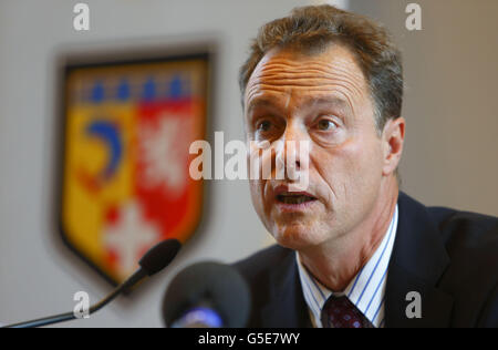 Eric Maillaud, le Procureur d'Annecy, tient une conférence de presse dans la ville de la haute-Savoie, dans le sud-est de la France, après l'attaque qui a laissé le conducteur, deux femmes et un cycliste mort.Maillaud l'a décrit comme un acte de 'sauvagerie brute'. Banque D'Images