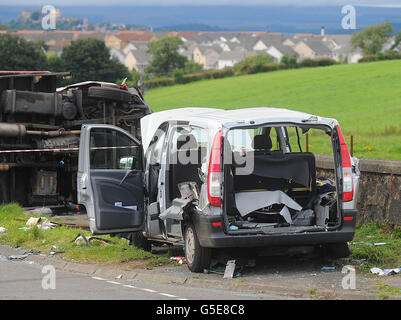 Une vue générale de la scène après une collision impliquant un véhicule lourd et un minibus sur l'A872 Glasgow Road près de Stirling, près du rond-point de Pirnhall. Banque D'Images