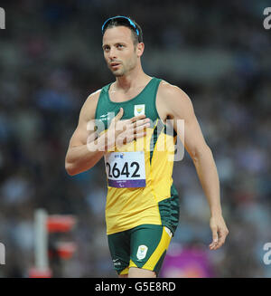 Oscar Pistorius, en Afrique du Sud, célèbre la victoire de la chaleur du 400m T44 masculin au stade olympique, lors des Jeux paralympiques de Londres. Banque D'Images
