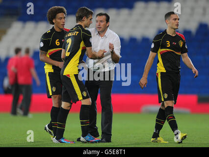 Marc Wilmots, responsable belge, fête après leur victoire en 2-0 avec Guillaume Gillet et Axel Witsel (à gauche) lors du match de qualification de la coupe du monde de la Fifa 2014 au stade de Cardiff City, Cardiff. Banque D'Images