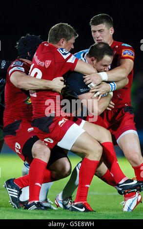 Le Graeme Morrison de Glasgow est attaqué par le Rhys Priestland de Scarlets lors du match de la ligue PRO12 de RaboDirect au stade Scottoun, à Glasgow. Banque D'Images