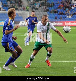 Football - coupe du monde de la FIFA 2014 - qualificateur - Groupe C - Kazakhstan / République d'Irlande - Astana Arena.Jonathan Walters (à droite), de la République d'Irlande, contrôle le ballon lors du match de qualification de la coupe du monde de la Fifa 2014 à Astana Arena, Astana. Banque D'Images