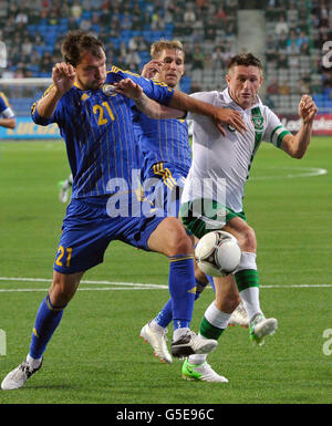 Robbie Keane, de la République d'Irlande (à droite), combat avec Mihail Rozhkov du Kazakhstan lors du match de qualification de la coupe du monde de la Fifa 2014 à l'Astana Arena, Astana. Banque D'Images