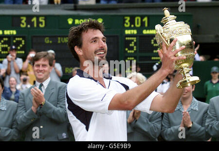 Goran Ivanisevic, de Croatie, célèbre avec le trophée après avoir battu le Pat Rapher d'Australie lors de la finale des hommes des championnats de tennis sur gazon 2001 à Wimbledon à Londres. Ivanisevic a gagné 6-3, 3-6, 6-3, 2-6, 9-7 . Banque D'Images