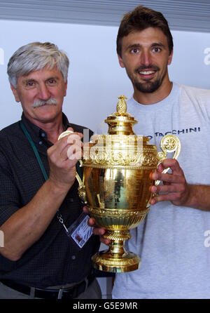 Goran Ivanisevic (à droite), de Croatie, célèbre avec le trophée avec son père Srdjan Ivanisevic après avoir battu Pat Rafter, en Australie, lors de la finale des hommes des championnats de tennis sur gazon 2001 à Wimbledon, à Londres. Banque D'Images