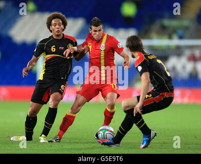 Combat de la balle de Gareth (au centre) pour la balle avec Axel Witsel (à gauche) et Guillaume Gillet (à droite) Banque D'Images