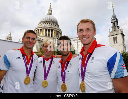 Les lauréats de la médaille d'or Alex Gregory, Pete Reed, Tom James et Andrew Triggs-Hodge de l'équipe masculine de Great Britain sans coxless four rameurs participent à la parade de la victoire de Londres 2012 pour les athlètes de Team GB et Paralympics GB dans le centre de Londres. Banque D'Images