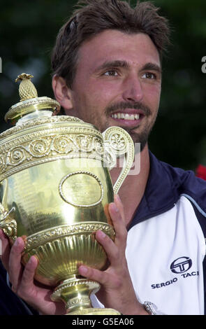 Goran Ivanisevic, de Croatie, célèbre avec le trophée après avoir battu le Pat Rapher d'Australie lors de la finale des hommes des Championnats de tennis sur gazon 2001 à Wimbledon, Londres. Ivanisevic a gagné 6-3, 3-6, 6-3, 2-6, 9-7 . Banque D'Images