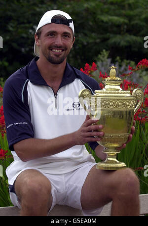 Goran Ivanisevic, de Croatie, célèbre avec son père Srdjan et le trophée après avoir battu l'australien Pat Rapher lors de la finale des hommes des Championnats de tennis de pelouse 2001 à Wimbledon, Londres. Ivanisevic a gagné 6-3, 3-6, 6-3, 2-6, 9-7 . Banque D'Images