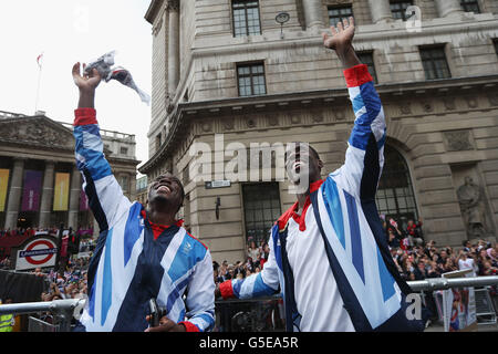 L'athlète olympique britannique Dwain Chambers (R) lors du défilé de la victoire de Londres 2012 pour les athlètes de l'équipe GB et du Royaume-Uni paralympique à Londres, en Angleterre. Banque D'Images