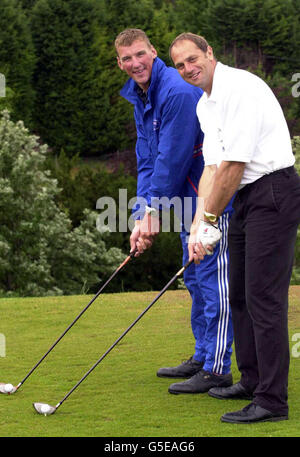 •a raviré plusieurs médaillés d’or aux Jeux olympiques britanniques Sir Steve Redgrave (à droite) et Matthew Pinsent au Hayleyford Golf Club de Marlow pour une journée de golf de célébrité afin de recueillir de l’argent pour DES ÉTINCELLES (sport aidant la recherche médicale pour les enfants). Banque D'Images